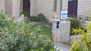Ein Steinhaus mit einem Schild, auf dem 'Apartments Burin' steht.