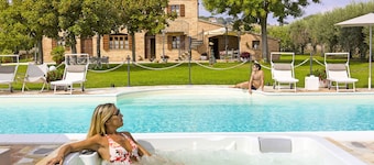 Il Girasole, app in a typical villa with swimming pool 7 km from the sea, Senigallia, Marche