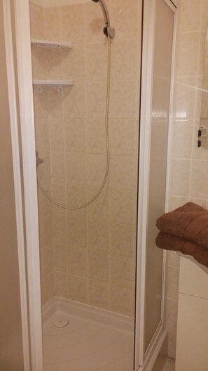 Perlengkapan mandi gratis dan handuk