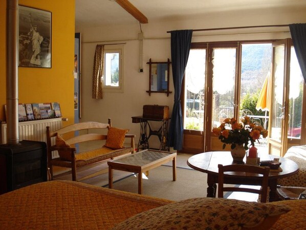 Family Double or Twin Room | Living area | Flat-screen TV, fireplace