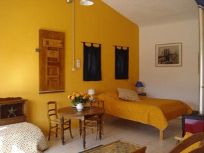 Chambre familiale double | Bureau, accès au Wi-Fi (inclus), literie fournie