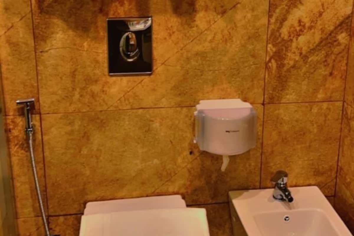 Bồn tắm và buồng tắm vòi sen riêng, bồn tắm nước khoáng