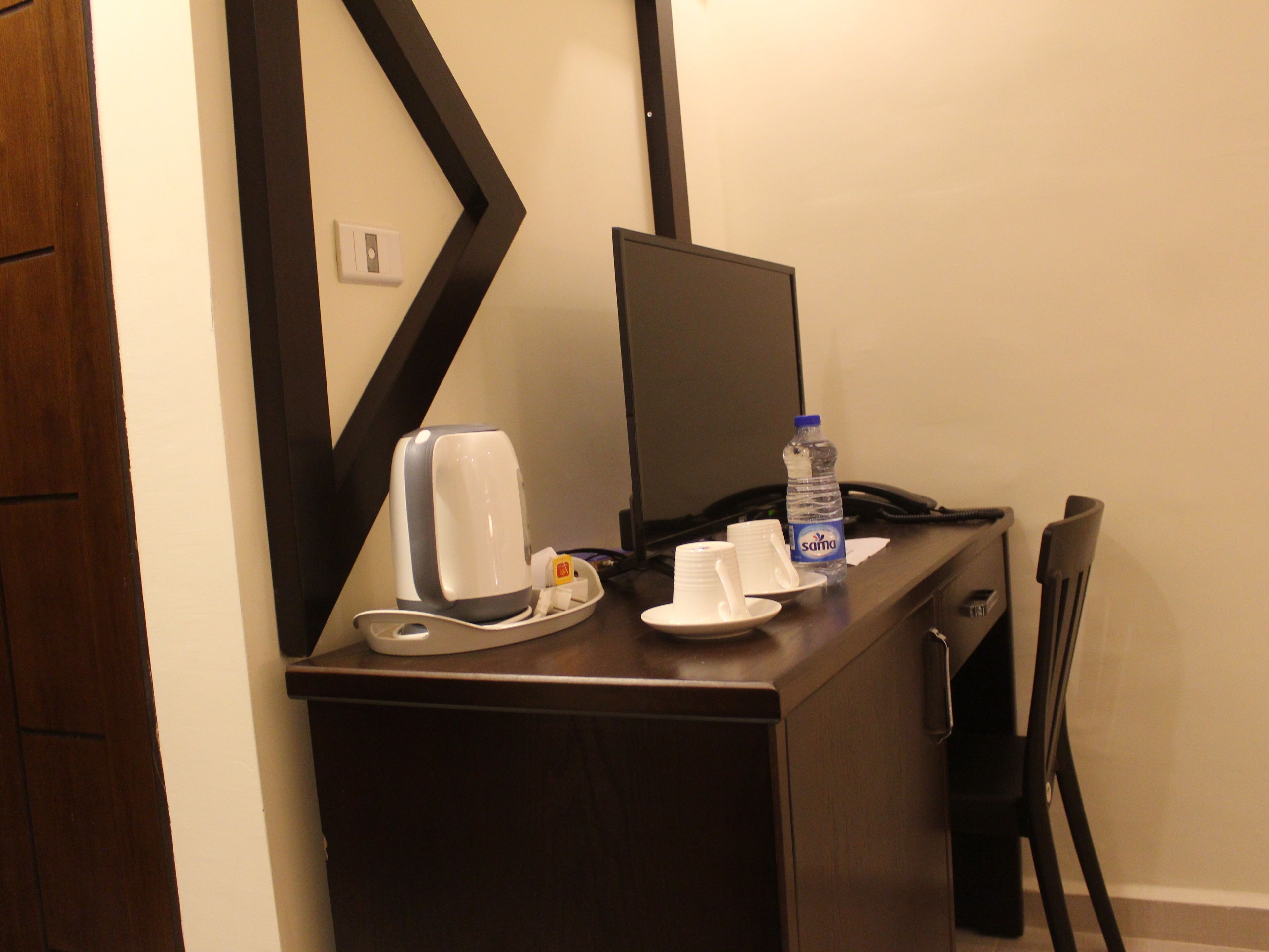 deluxe double room | television