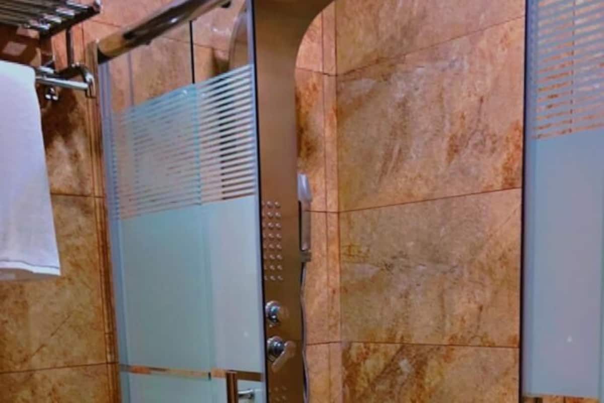 Bồn tắm và buồng tắm vòi sen riêng, bồn tắm nước khoáng