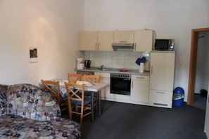 KĂŒhlschrank, Mikrowelle, Ofen, Herdplatte