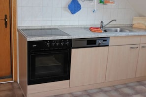 KĂŒhlschrank, Mikrowelle, Ofen, Herdplatte