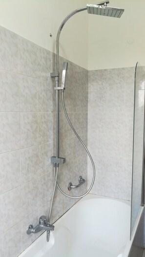 Shower, rainfall showerhead, free toiletries, hair dryer