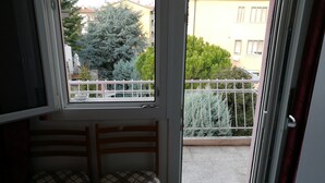 A room with a balcony, a window, and a door. - STAY VENICE GUESTHOUSE (Mestre)
