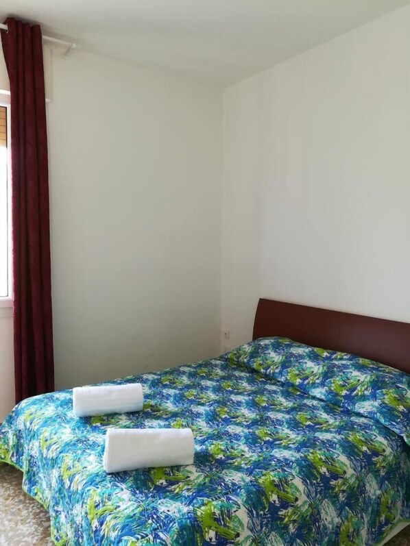 Escritorio, camas extra, wifi gratis y ropa de cama 