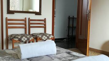 Habitación estándar doble, baño compartido | Escritorio, camas supletorias, wifi gratis y ropa de cama