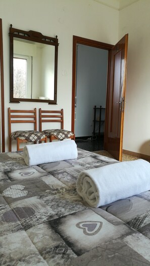 Standard Double Room, Shared Bathroom | Desk, rollaway beds, free WiFi, bed sheets - Venice Garden House (Mestre)