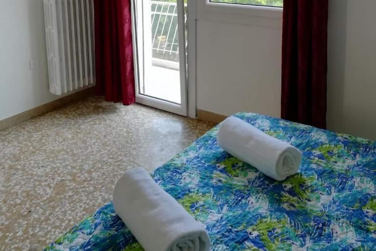 Escritorio, camas extra, wifi gratis y ropa de cama