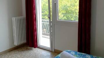 Meja kerja, tempat tidur lipat/tambahan, Wi-Fi gratis, dan seprai linen