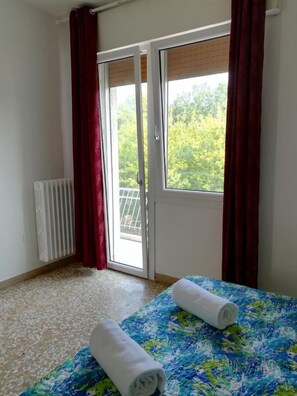 Meja kerja, tempat tidur lipat/tambahan, Wi-Fi gratis, dan seprai linen