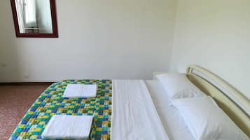 Kamar Double Standar, kamar mandi umum | Meja kerja, tempat tidur lipat/tambahan, Wi-Fi gratis, dan seprai linen