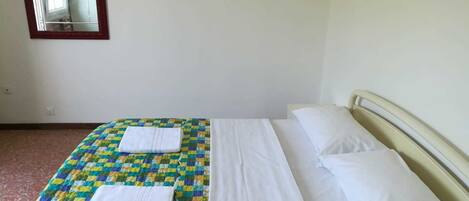 Habitación doble estándar, baño compartido | Escritorio, camas extra, wifi gratis y ropa de cama