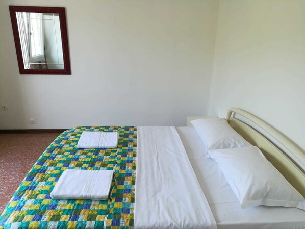 Kamar Double Standar, kamar mandi umum | Meja kerja, tempat tidur lipat/tambahan, Wi-Fi gratis, dan seprai linen