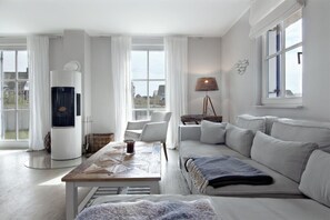TV, fireplace, DVD player, books - Living under thatch in Seasons - fireplace & sauna  (Groß Schwansee)