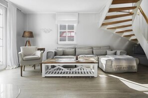 TV, fireplace, DVD player, books - Living under thatch in Seasons - fireplace & sauna  (Groß Schwansee)
