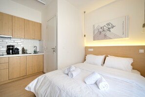 City Studio Suite, 1 Queen Bed, Balcony | Premium bedding, pillow-top beds, in-room safe, individually decorated
