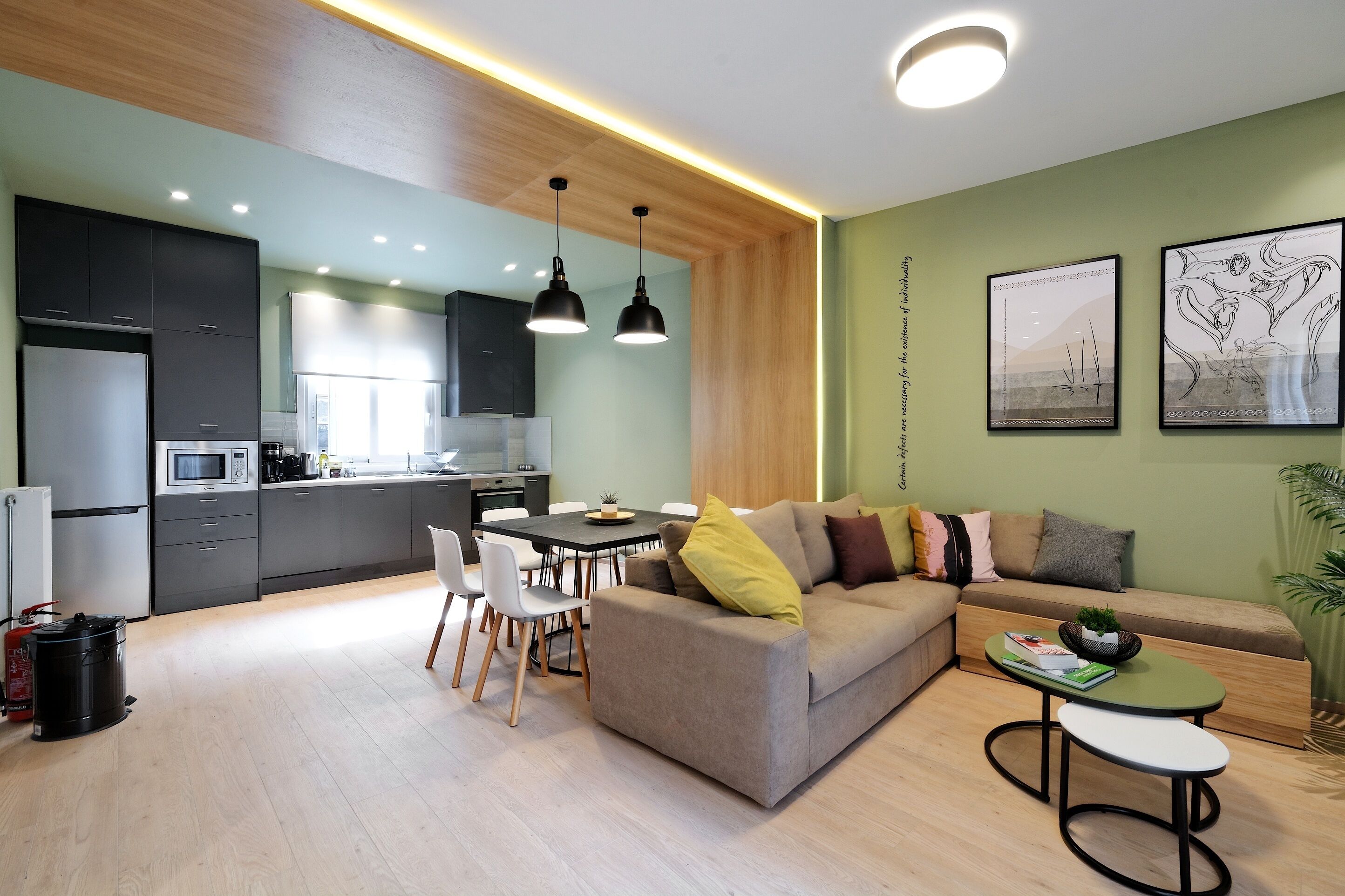 Un espace de vie moderne comprenant une cuisine, un coin repas et un coin salon.