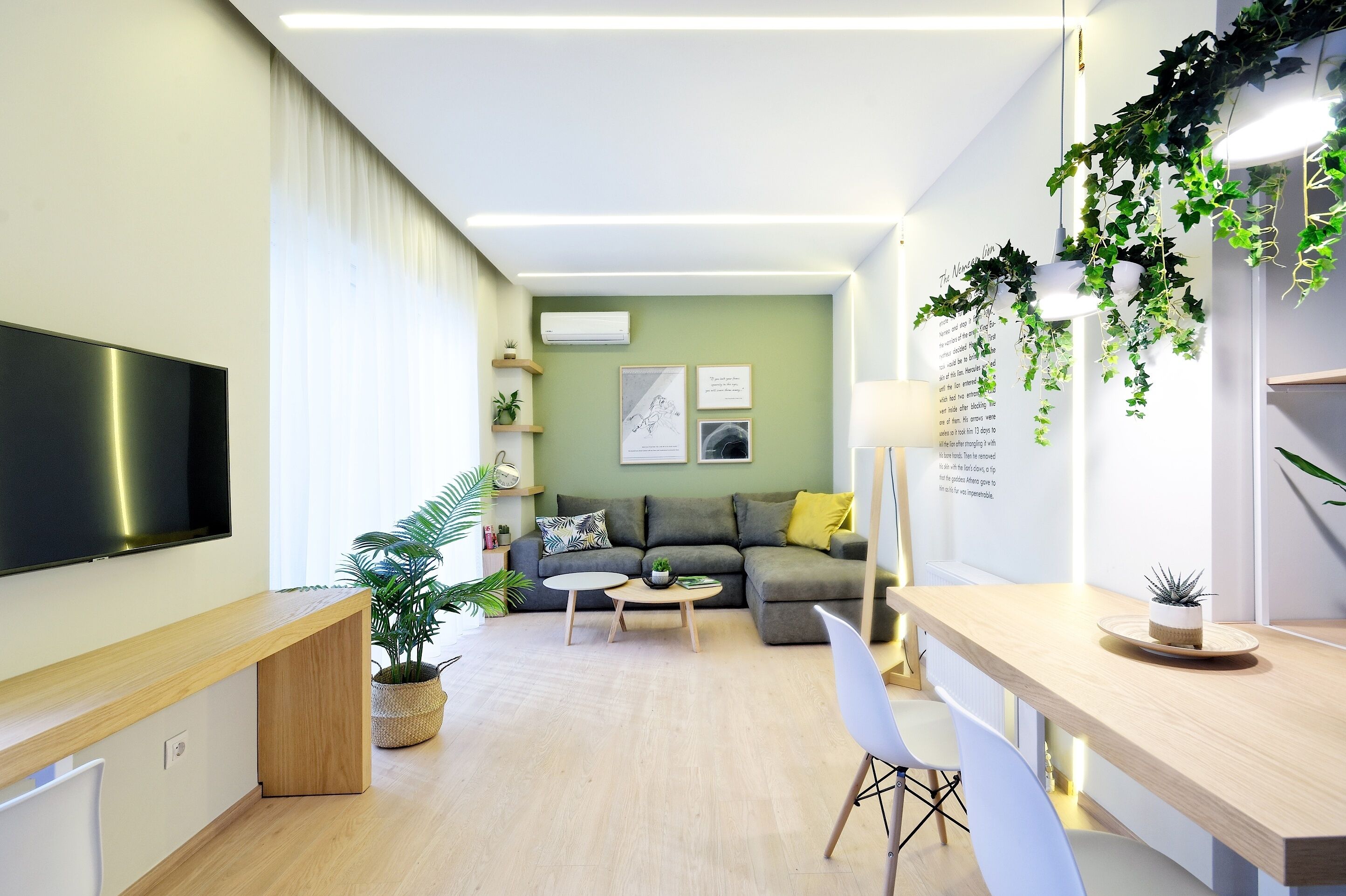 Appartement Élite, 2 chambres, rez-de-chaussée | Coin séjour | TV connectée de 43 pouces avec chaînes par câble