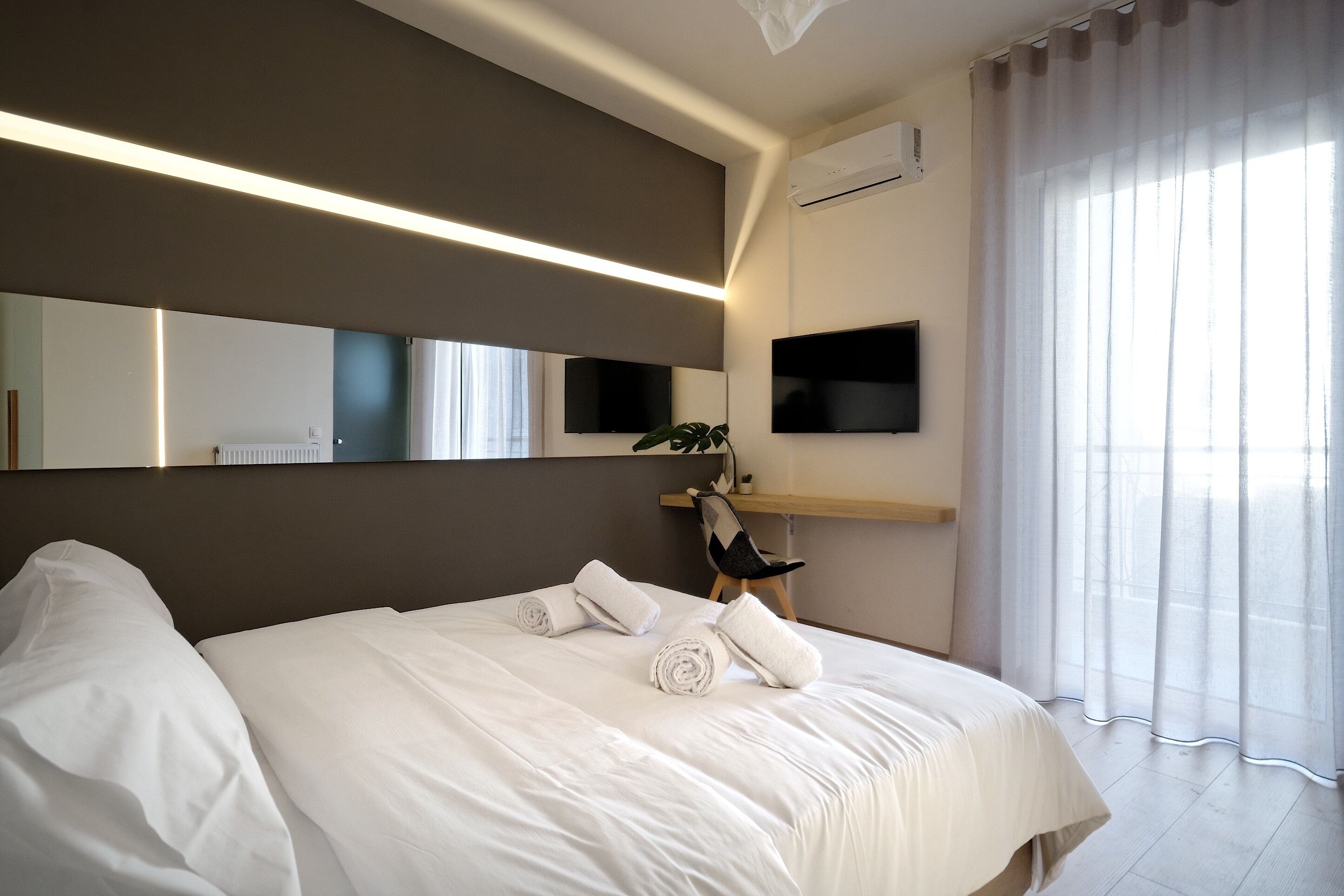 Premium bedding, pillow-top beds, in-room safe, laptop workspace