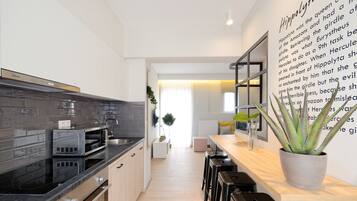 Signatur-lejlighed - 2 soveværelser - balkon | Privat køkken | Køleskab/fryser i fuld størrelse, mikrobølgeovn, ovn, kogeplade