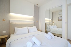 Sengetøy av topp kvalitet, senger med overmadrass og safe på rommet