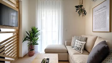 City Studio Suite, 1 Queen Bed, Balcony | Living room | 43-inch Smart TV with cable channels