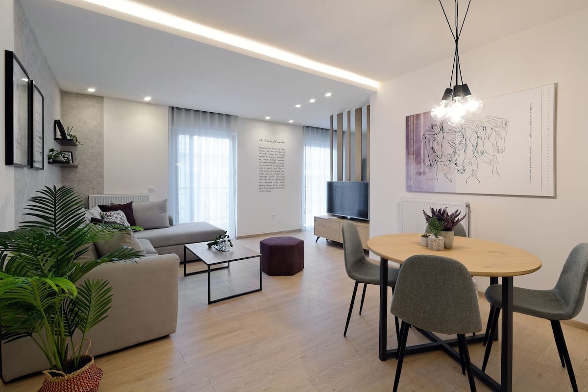 Apartamento Deluxe, 3 habitaciones, balcón | Zona de estar | Smart TV de 43 pulgadas con canales por cable