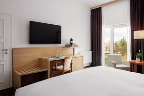 Classic Room, 1 Queen Bed | Hypo-allergenic bedding, minibar, in-room safe, desk