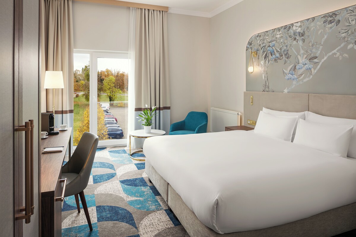 Classic Room, 1 Queen Bed | Hypo-allergenic bedding available, minibar, in-room safe, desk