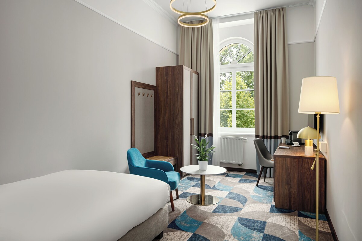 Single Room | Hypo-allergenic bedding available, minibar, in-room safe, desk