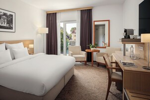 Classic Room, 1 Queen Bed, Balcony | Hypo-allergenic bedding, minibar, in-room safe, desk