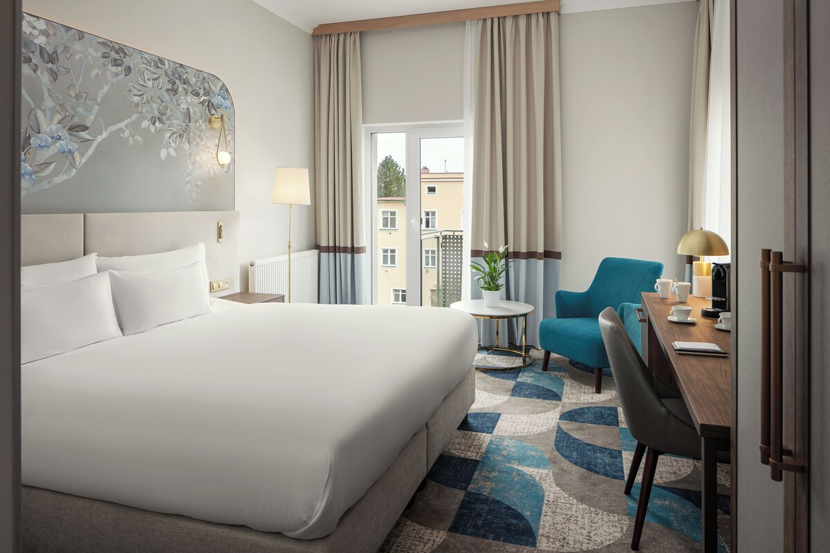 Classic Room, 1 Queen Bed, Balcony | Hypo-allergenic bedding available, minibar, in-room safe, desk