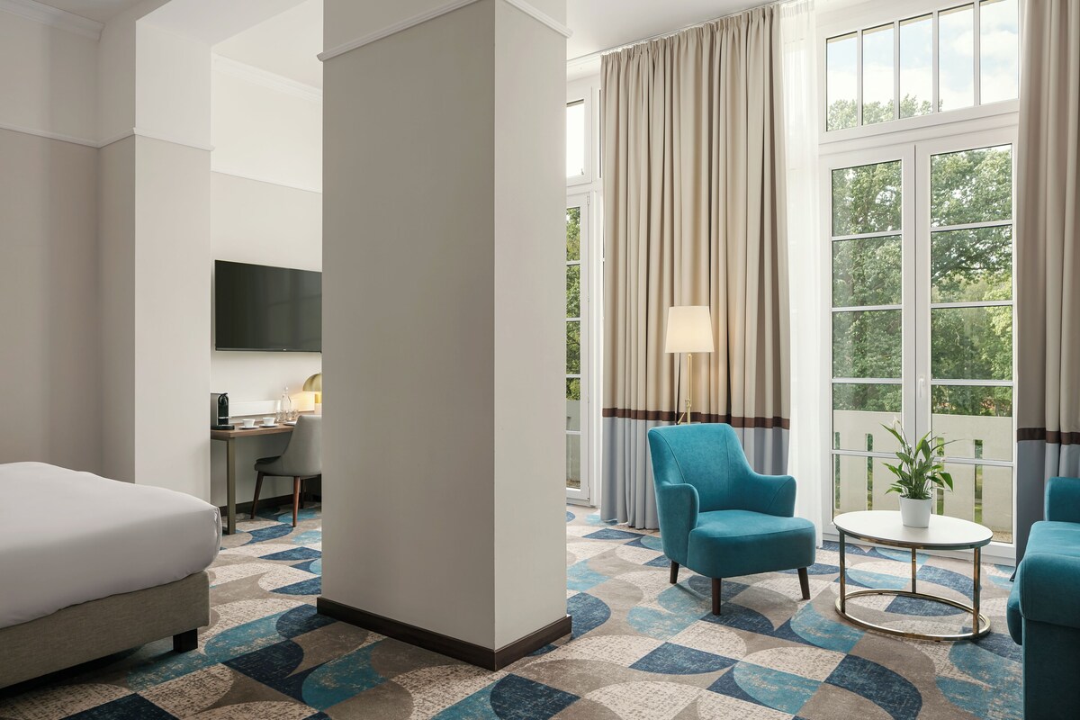 Junior Suite, 1 Queen Bed, Park View | Hypo-allergenic bedding available, minibar, in-room safe, desk