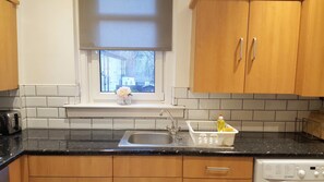 Casa, 2 quartos, para não fumantes | Cozinha americana privada | Geladeira grande, micro-ondas, fogão, cooktop