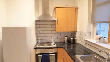 Full-size fridge, microwave, oven, stovetop