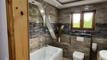 Deluxe-Zimmer, 1 Queen-Bett, Nichtraucher | Badezimmer | Dusche, kostenlose Toilettenartikel, Haartrockner, Handtücher