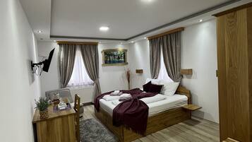 Chambre Deluxe, 1 grand lit, non-fumeurs | Coffres-forts dans les chambres, bureau, Wi-Fi gratuit, draps fournis