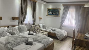 Chambre Deluxe, 1 grand lit, non-fumeurs | Coffres-forts dans les chambres, bureau, Wi-Fi gratuit, draps fournis