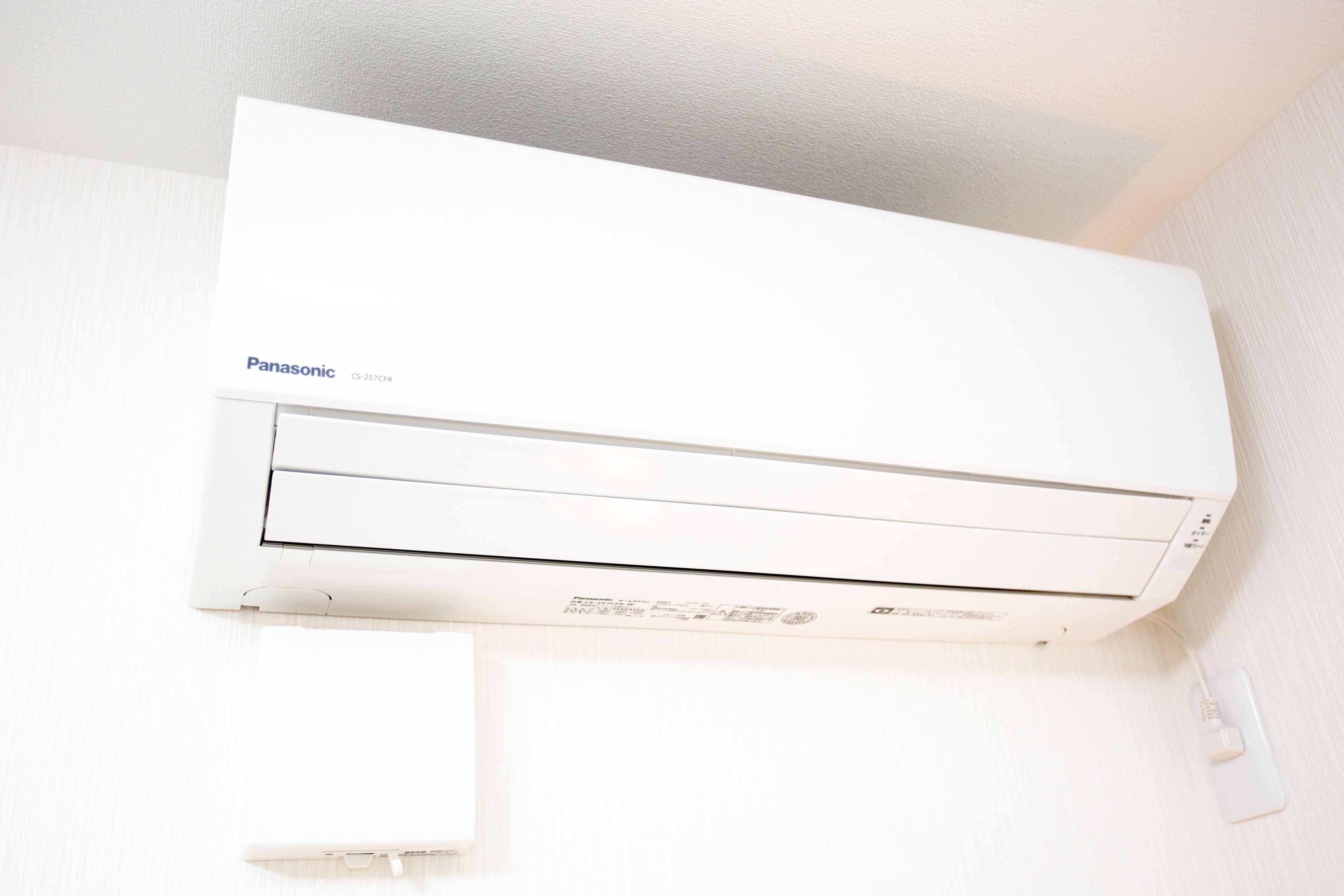 Un climatiseur Panasonic fixé au mur.