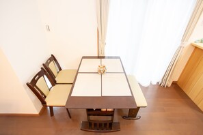 Private Vacation Home, Non Smoking | In-room dining
