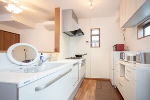 一軒家貸し切り 禁煙 | 専用簡易キッチン | 冷蔵庫、電子レンジ、コンロ、エスプレッソマシン