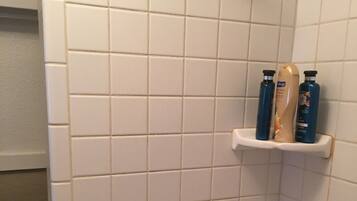 Bañera con ducha, secador de pelo, toallas, jabón