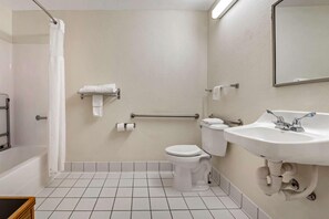 Ein Badezimmer mit Badewanne, Toilette und Waschbecken.