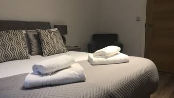 City Apartment, 1 Bedroom | Desk, iron/ironing board, free WiFi, bed sheets