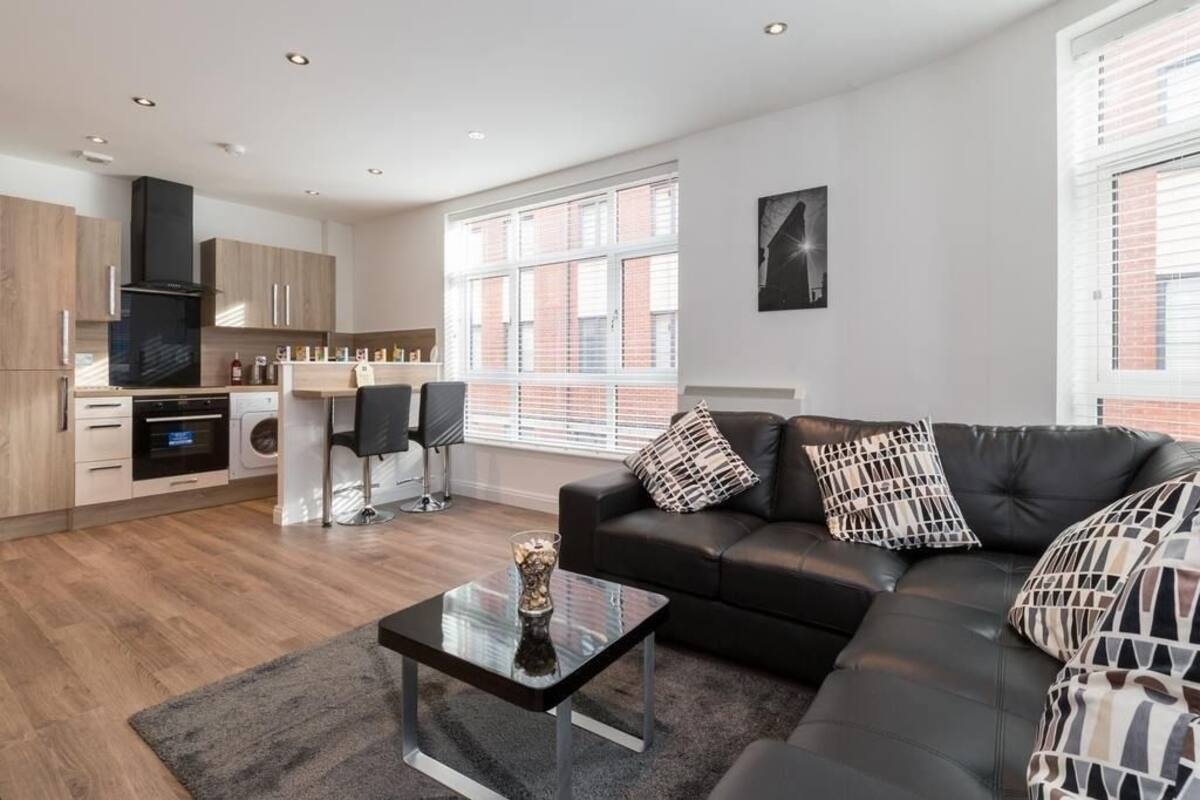 Un apartamento moderno con cocina, comedor y sala de estar.