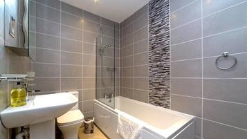 Combined shower/bathtub, towels